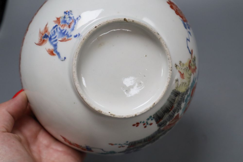 A Japanese Kakiemon bowl and a Worcester Kakiemon-style bowl, tallest 8cm